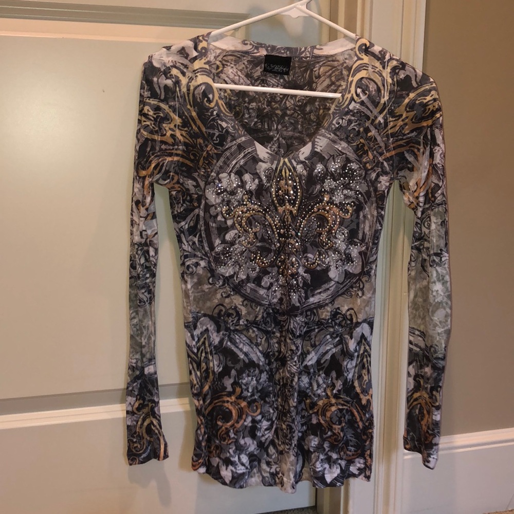 Tight fitting long sleeve designed shirt